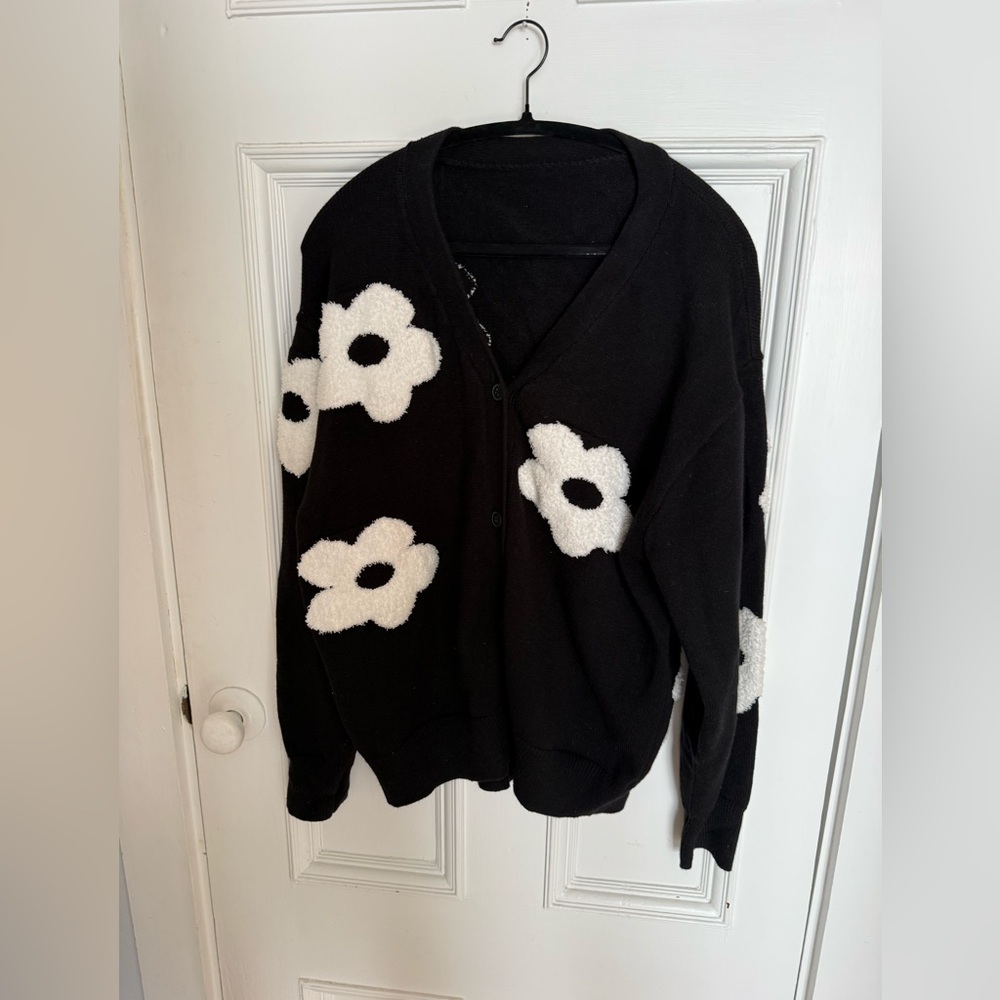 Commonsense Black & White Women's Sweater w/ white Daisies. Size Medium.